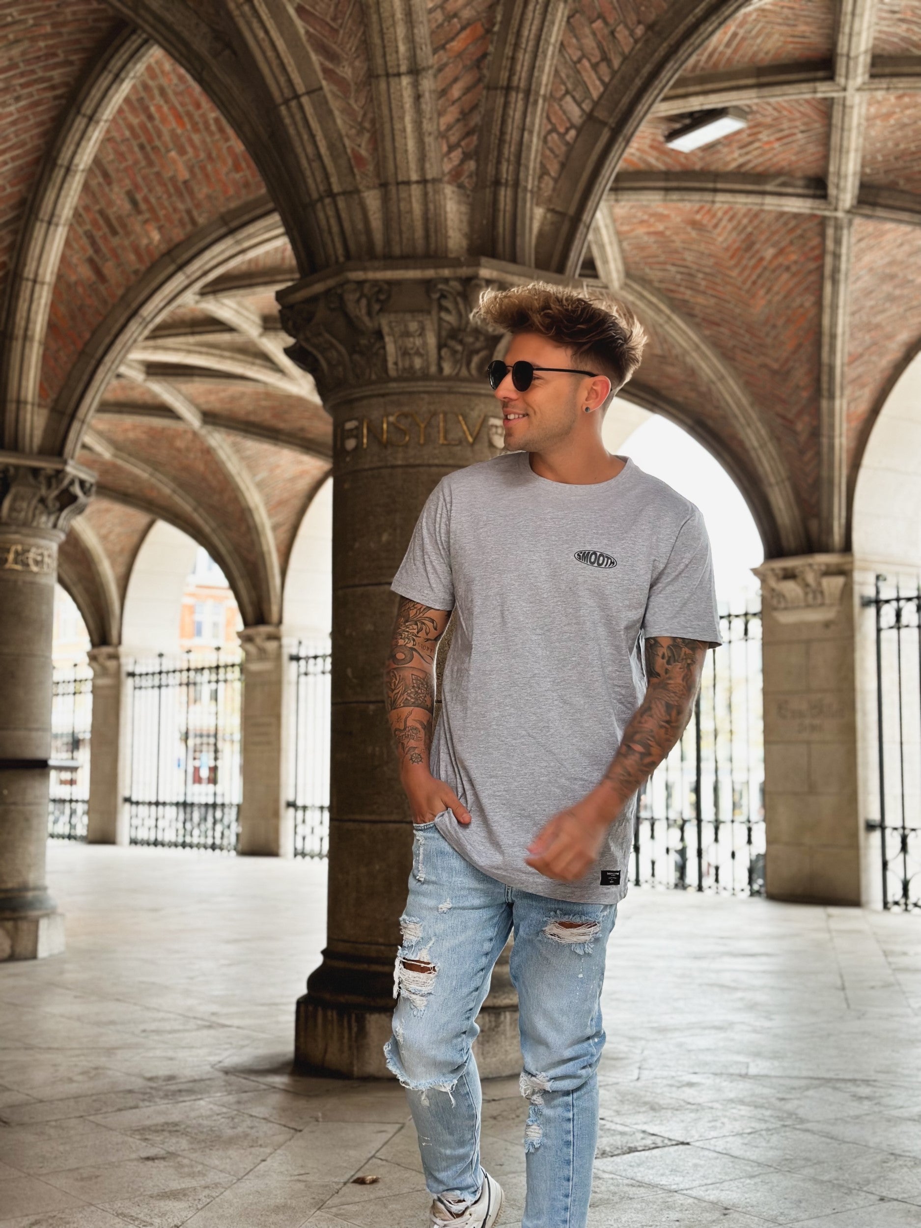 Grey T / Oval Black Front+Back Men
