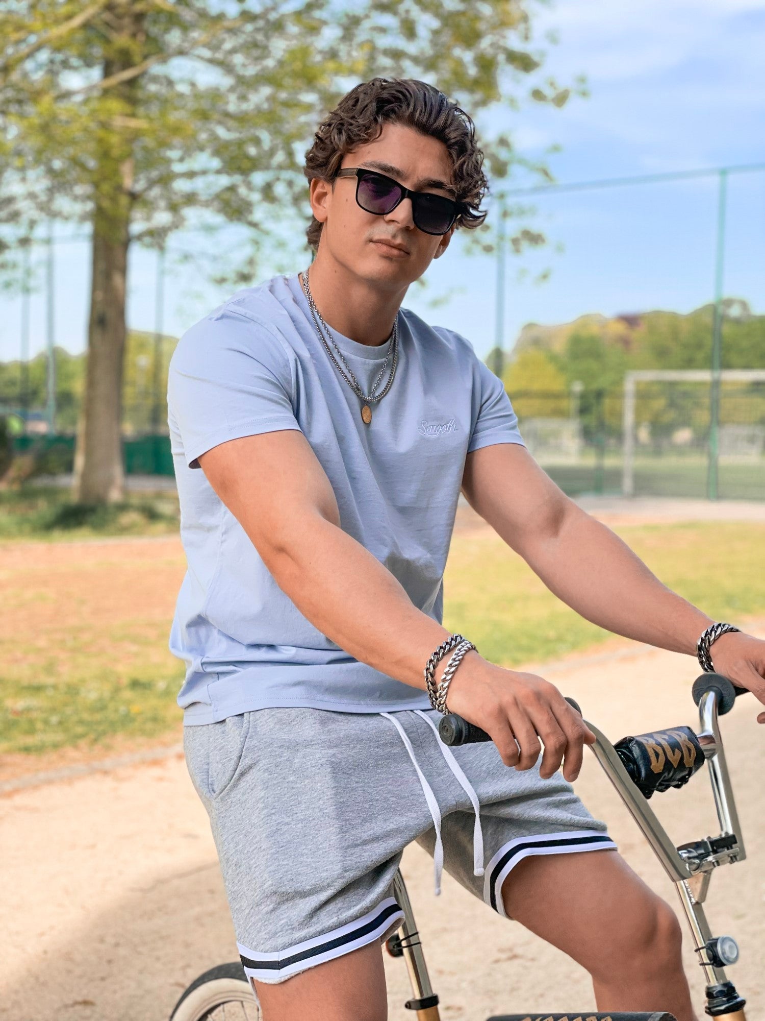 Laidback Blue T / Originals Minimal White Men
