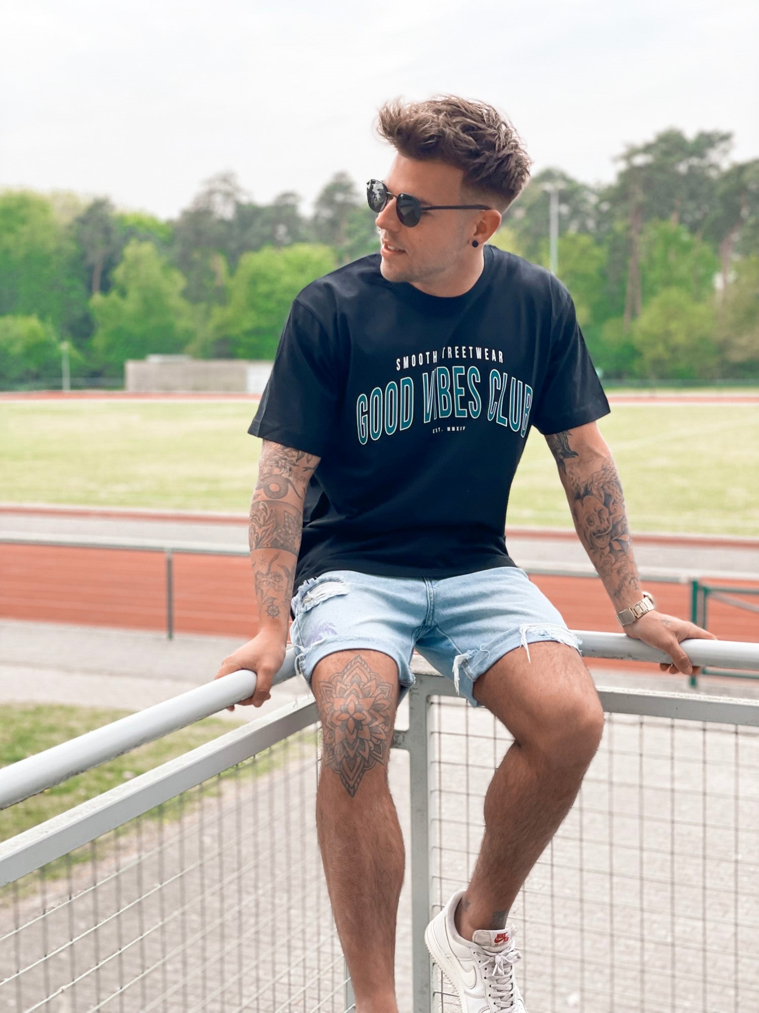 Black T / Varsity White outline Men