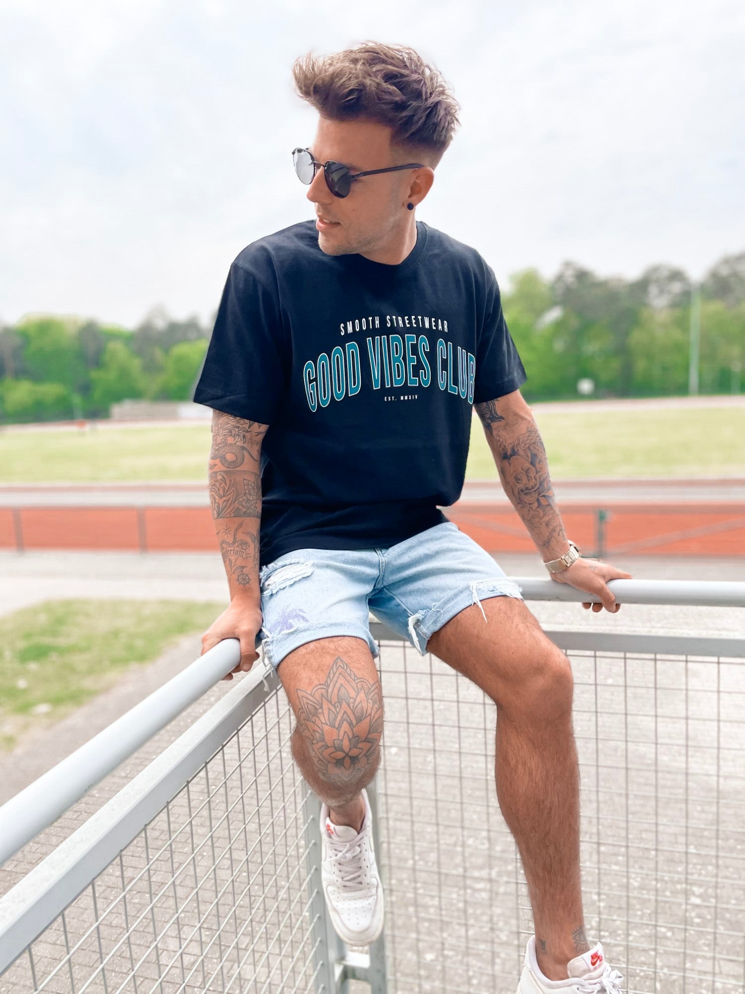 Black T / Varsity White outline Men