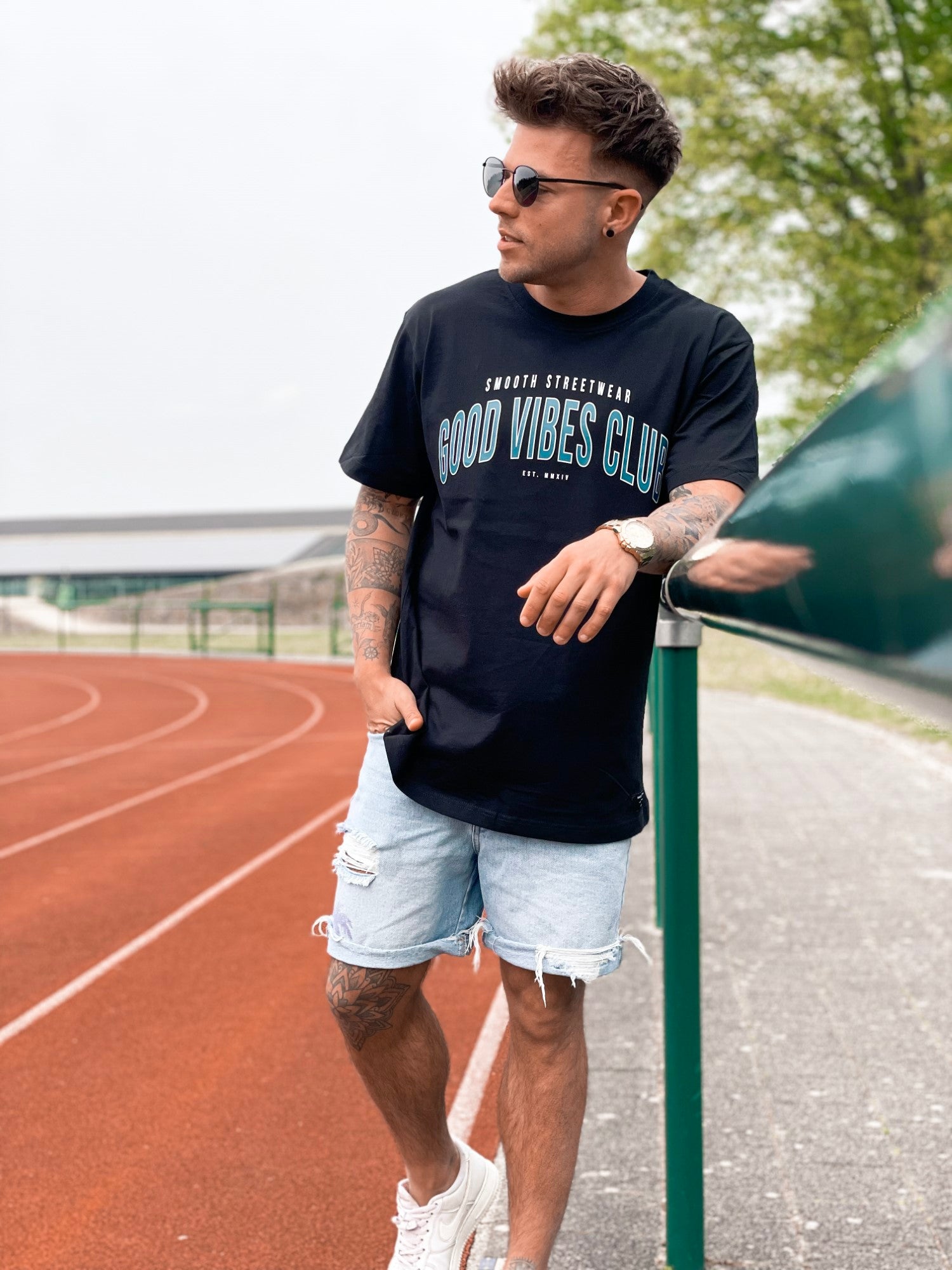 Black T / Varsity White outline Men
