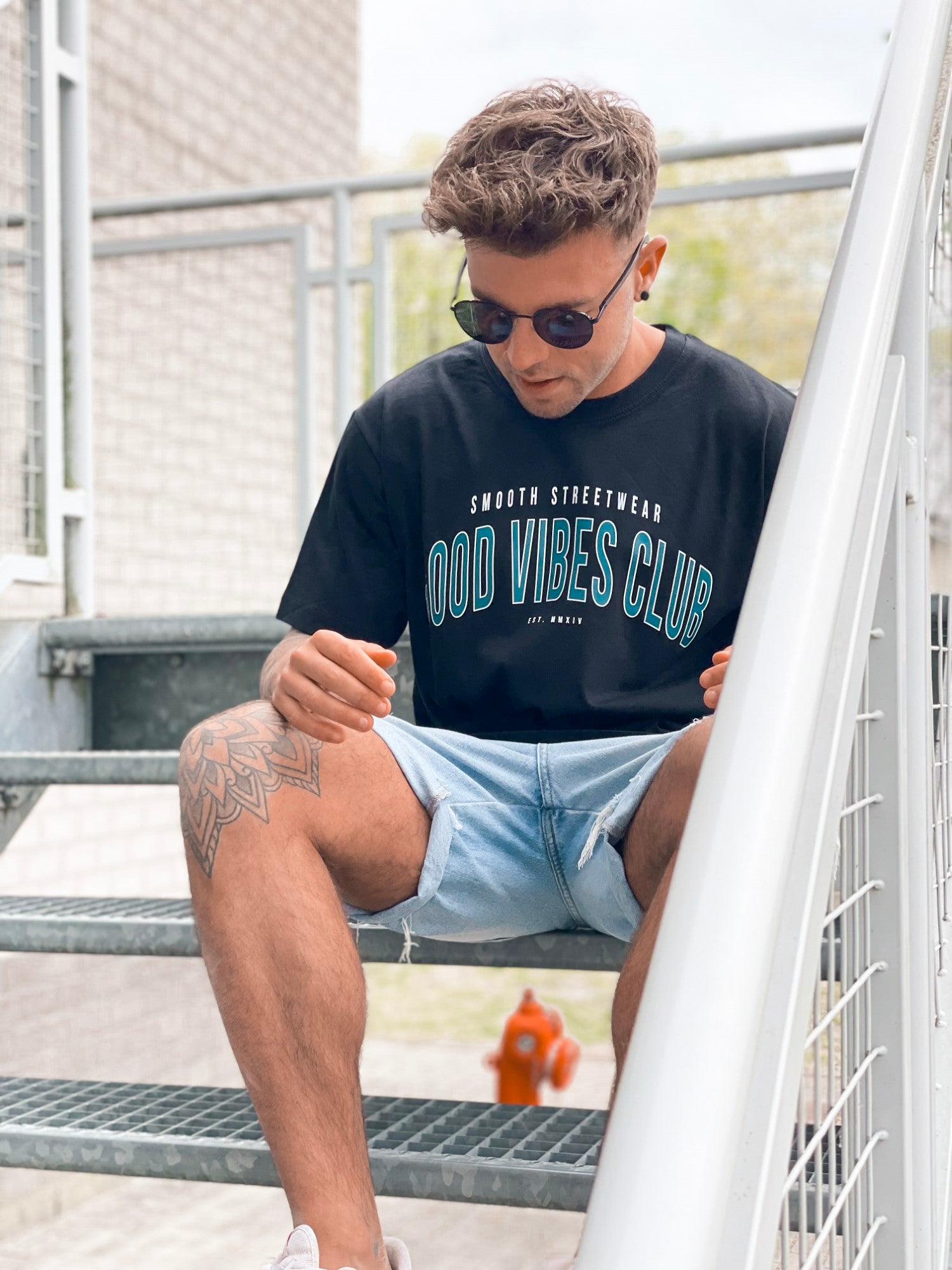 Black T / Varsity White outline Men