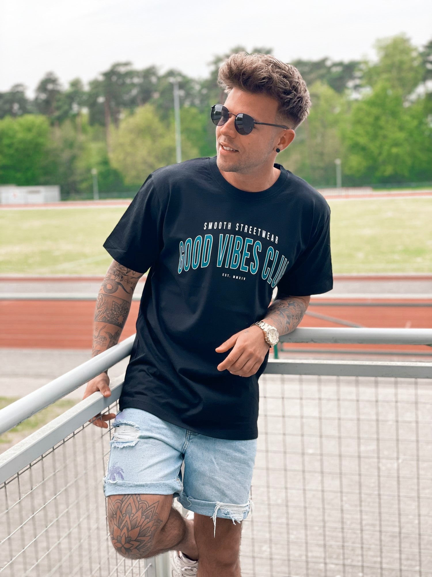 Black T / Varsity White outline Men