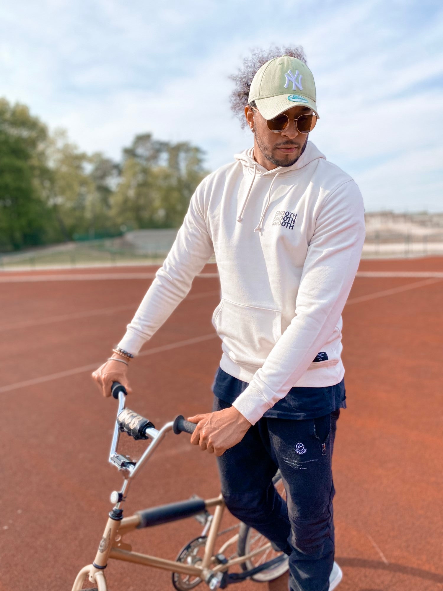Vintage White Hoodie / Ace Men