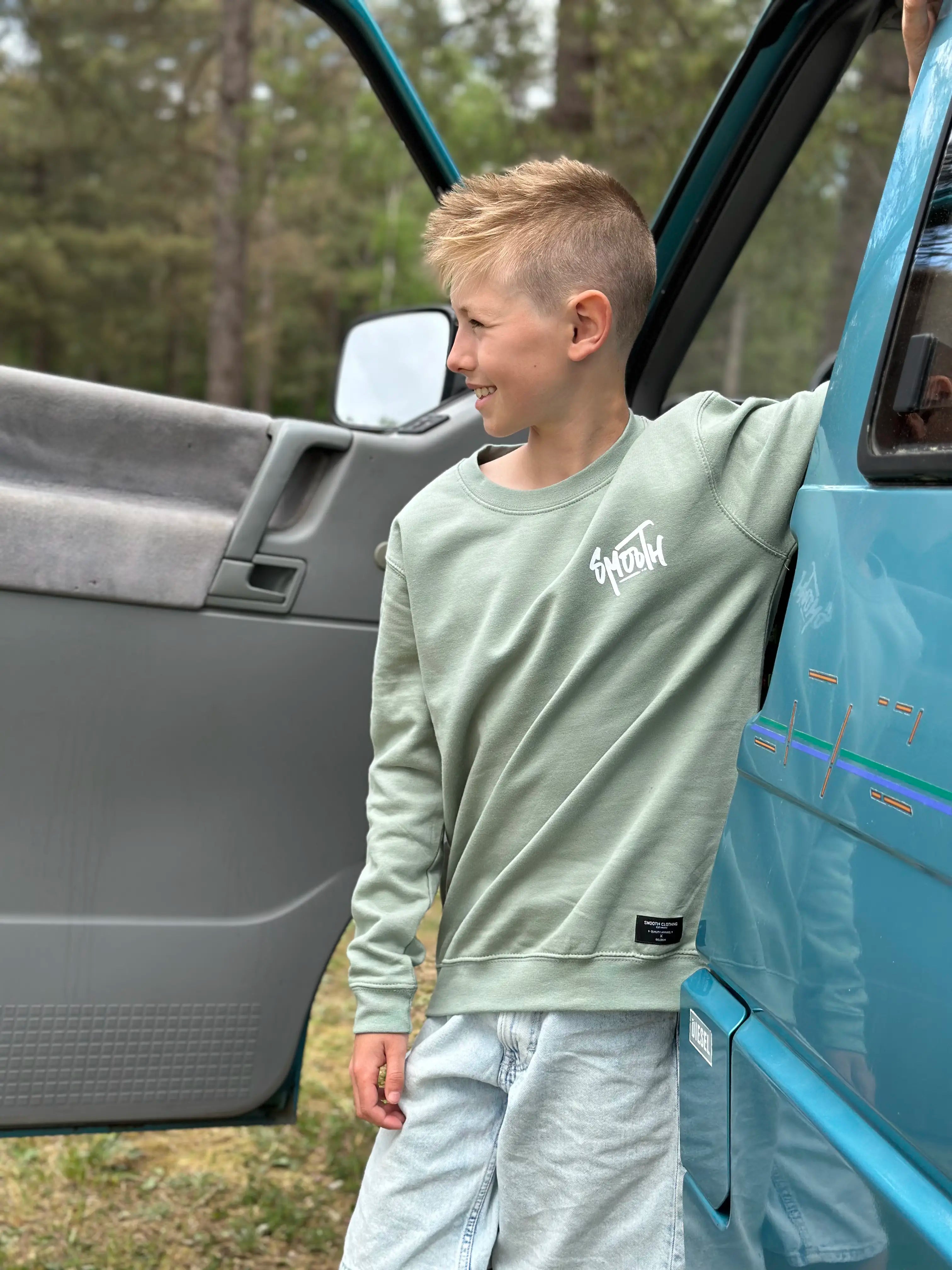 Dusty Green Kids Crew / Dainty White Front+Back Boys