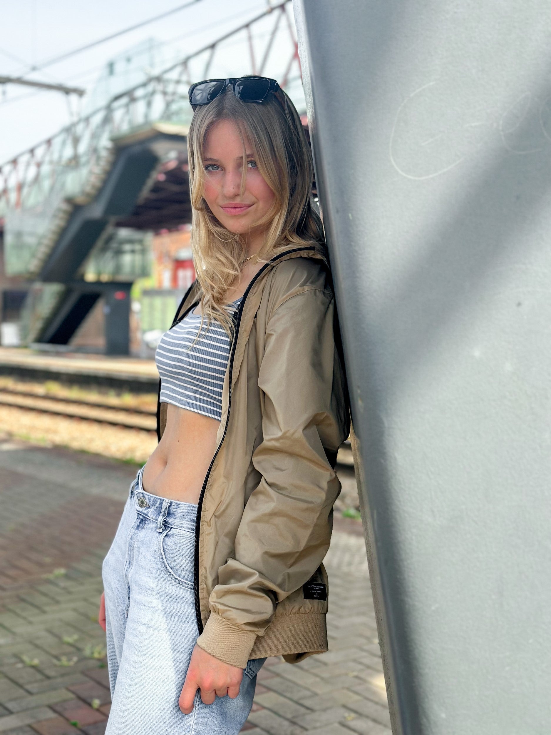 Sand Windbreaker / S Logo Black Embroidered Women