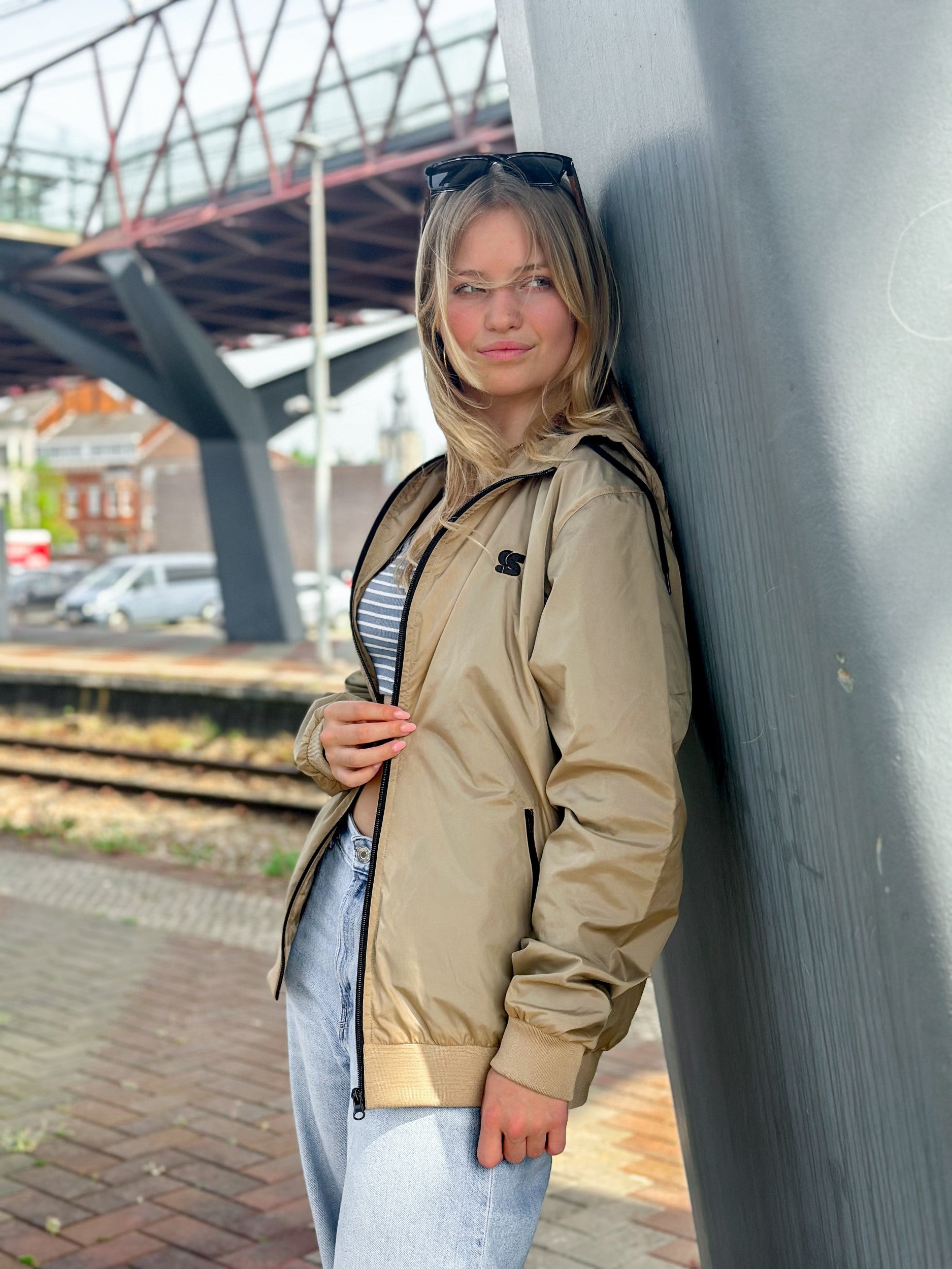 Sand Windbreaker / S Logo Black Embroidered Women